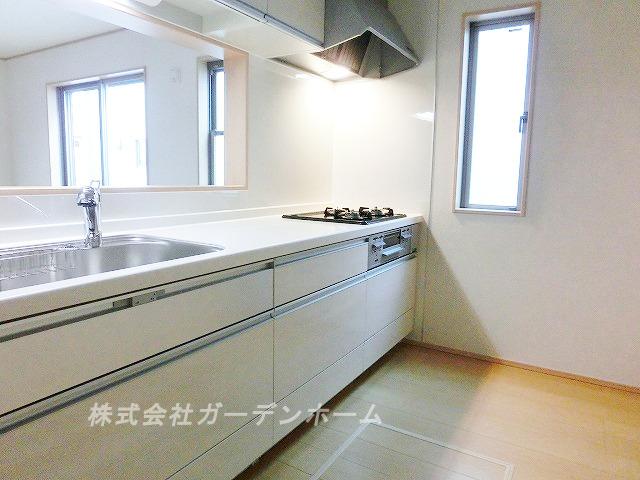 Kitchen. ■ Popular face-to-face system kitchen to wife ■