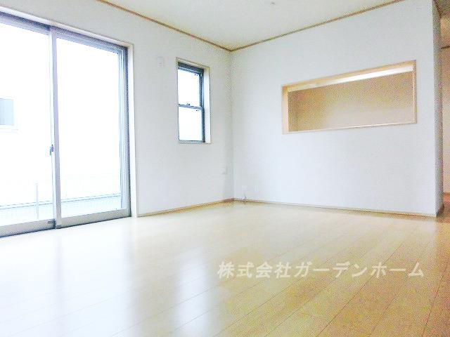 Living. ■ Wider family of smile in the bright living room ■