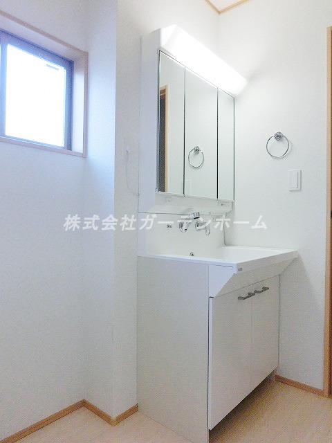 Wash basin, toilet. ■ Independent wash basin indispensable for grooming ■