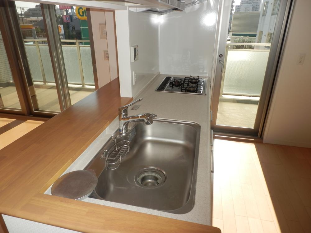 Kitchen. Indoor (12 May 2013) Shooting. This is a system kitchen water purifier with water washing of wide sink with a doorway to the living room facing south.