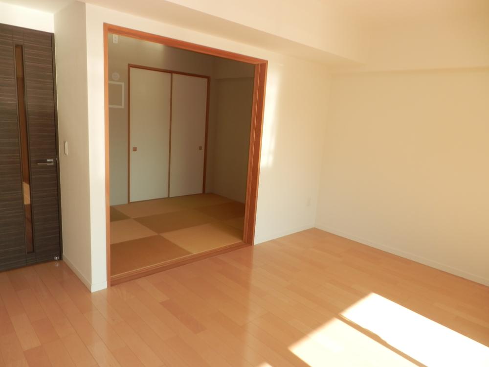 Non-living room. Indoor (12 May 2013) Shooting. Is a Japanese-style room facing the living room.