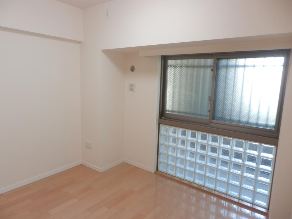 Non-living room. Indoor (12 May 2013) Shooting. A walk-in closet with a light picking Western-style.