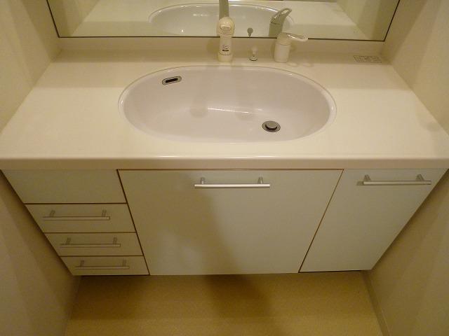 Wash basin, toilet. Indoor (10 May 2013) Shooting