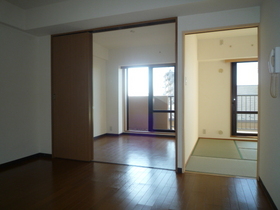 Living and room. South-facing day is good! It is the distribution type!