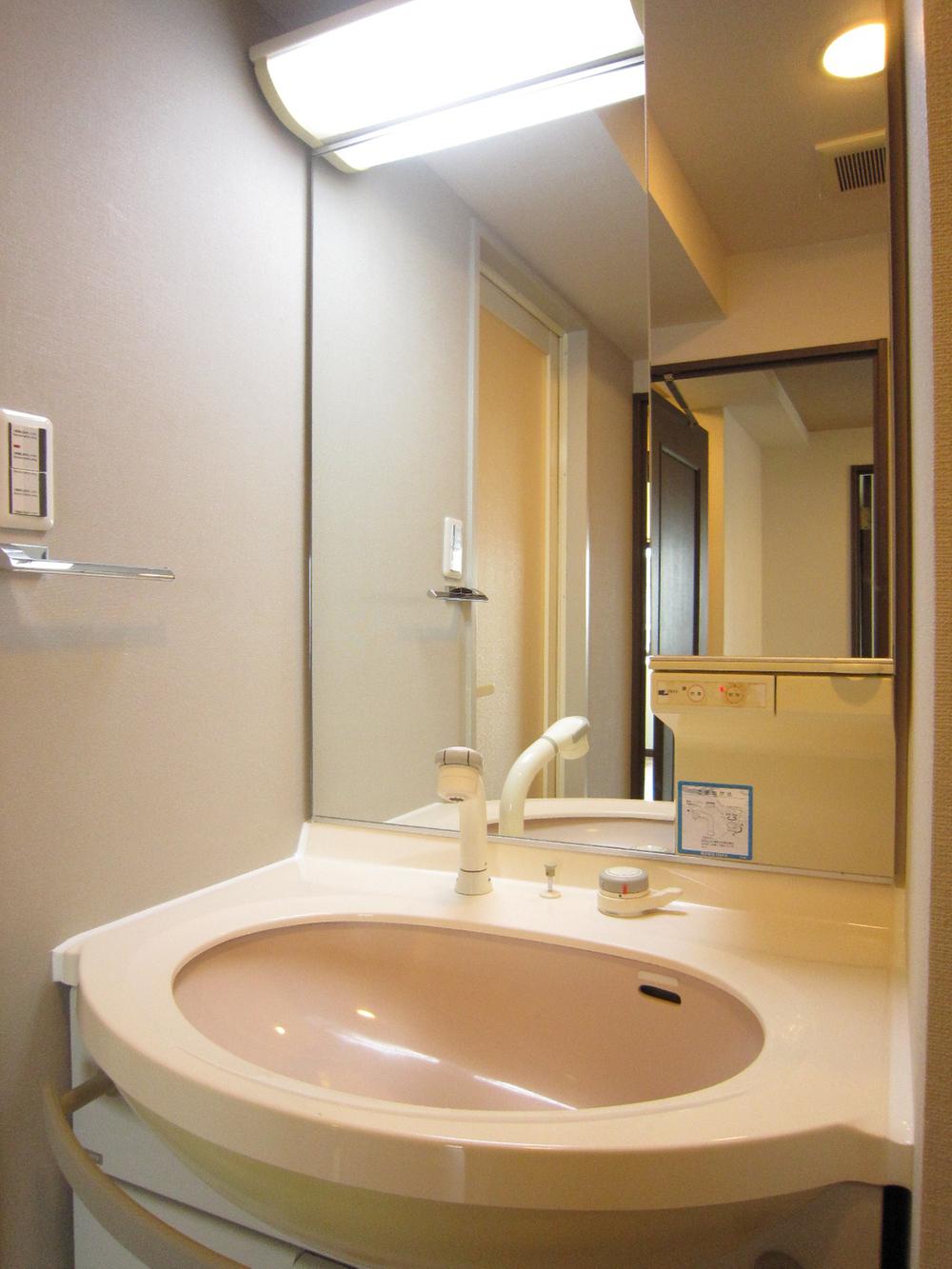 Wash basin, toilet. Indoor (10 May 2013) Shooting