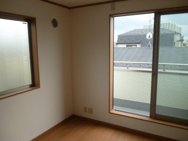 Non-living room. Western-style 5.2 Pledge is a bright and comfortable rooms with two faces lighting.