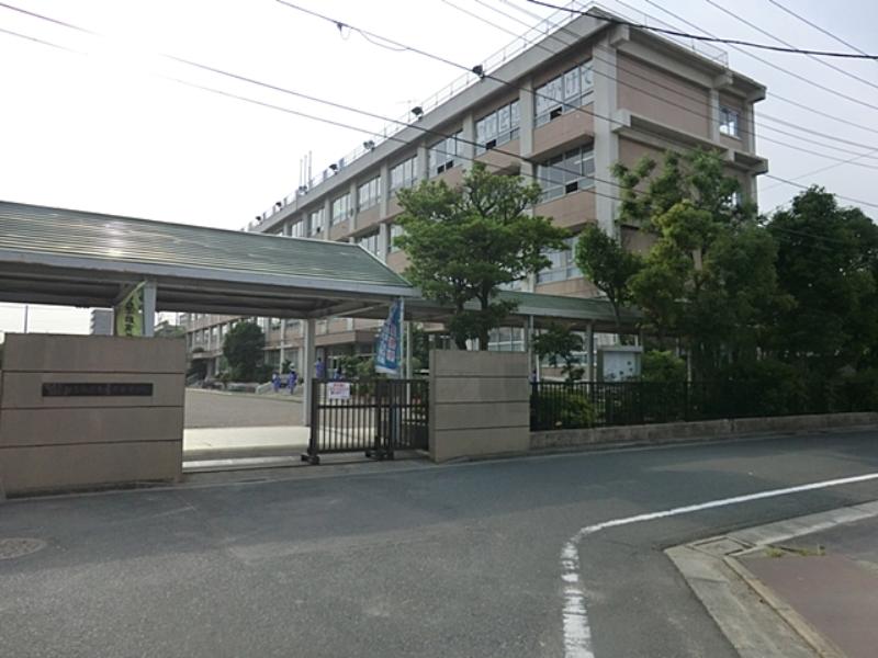 Junior high school. Kazuyuki stand 300m up to junior high school