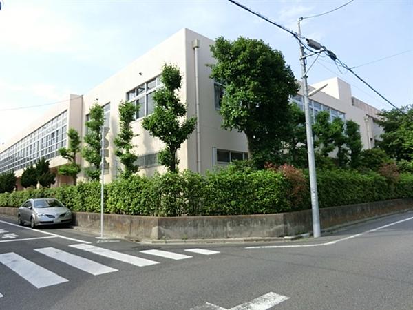 Junior high school. Horikiri 826m until junior high school