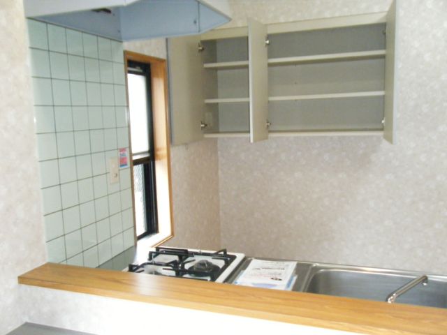 Kitchen. Shelf is also built-in, It is a space that want to dishes involuntarily.