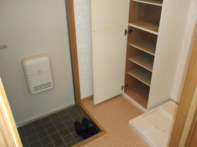 Entrance. Dispose of the entrance around, There shoe box.