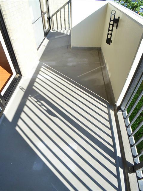 Balcony. Good south-facing balcony per yang