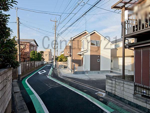 Local photos, including front road. Overall