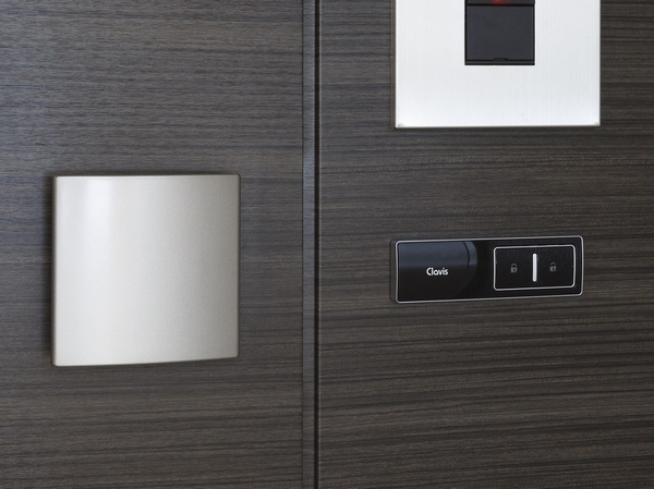 Directions to the model room (a word from the person in charge)