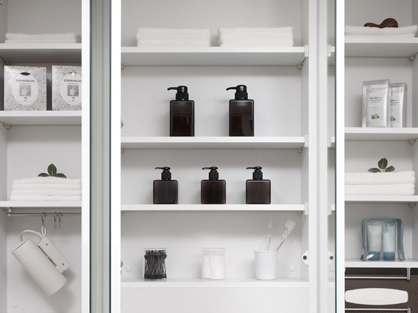 Bathing-wash room.  [Three-sided mirror] Adopt a large mirror. By providing the storage space on the back side, You can clean and organize your cosmetics and hair care products, etc..