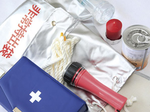 earthquake ・ Disaster-prevention measures.  [The establishment of disaster prevention stockpile warehouse] The shared portion, It was set up disaster prevention stockpile warehouse. Preparing and rescue equipment and medical supplies needed for emergency. (Same specifications)