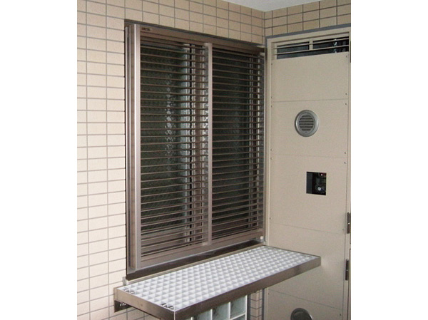 Security.  [Louver surface lattice] To protect the privacy, The room facing the shared hallway has adopted a movable louver surface lattice (except for some). (Same specifications)