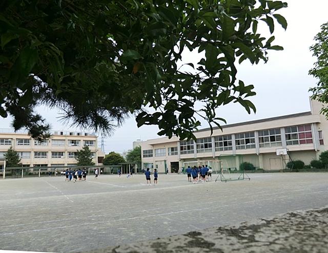 Junior high school. 1000m to Katsushika Ward Tokiwa Junior High School