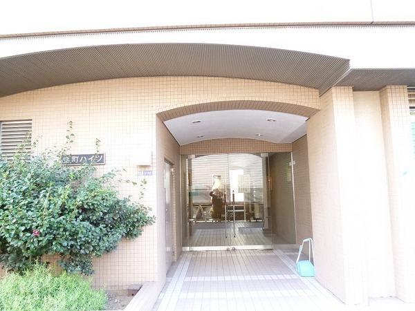 Entrance. Welcomes stylish entrance!