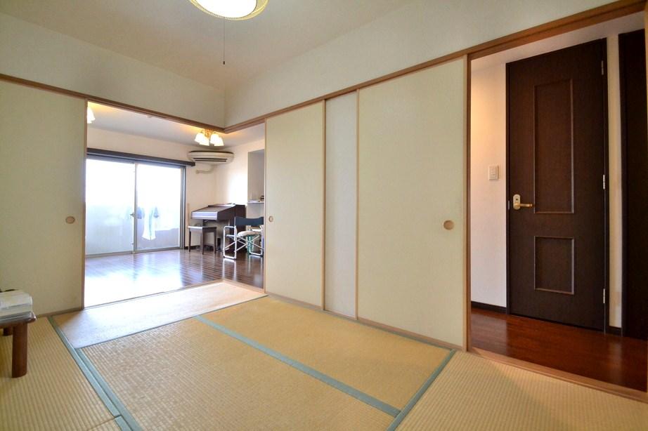 Non-living room. Japanese-style room adjacent to the living room