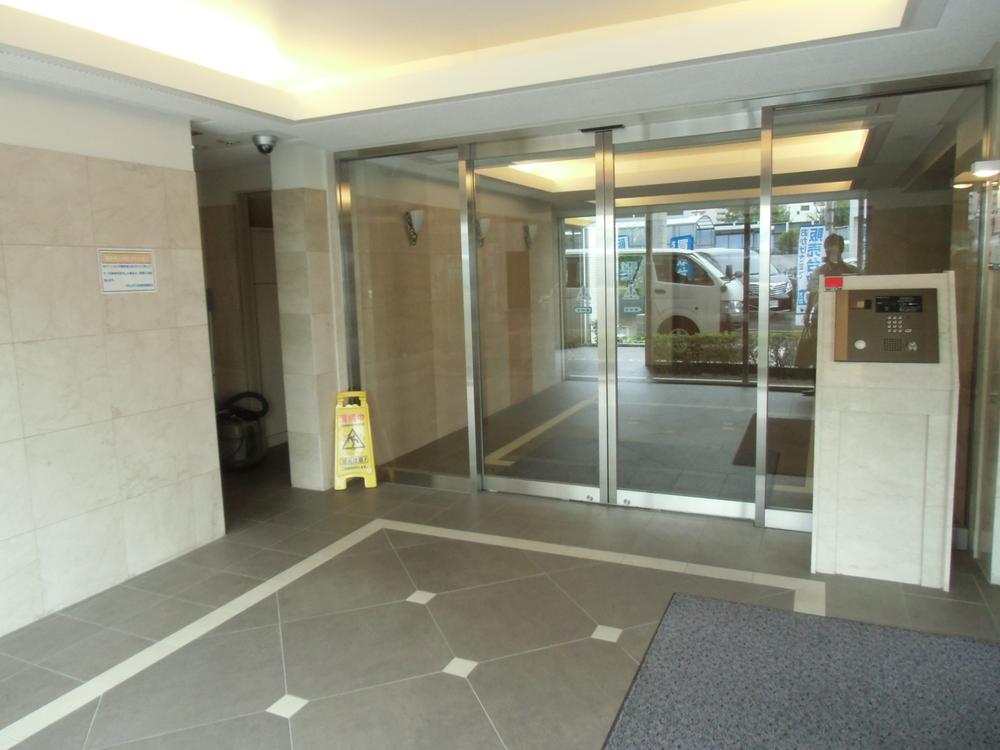 Entrance. Common areas