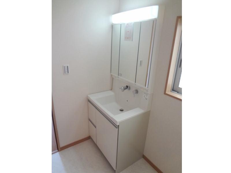 Wash basin, toilet. 3 Building vanity