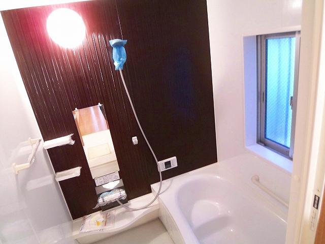 Bathroom. Seller construction cases