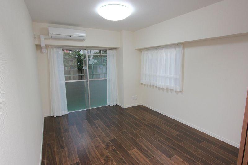 Non-living room. Western-style 6.5 Pledge introspection