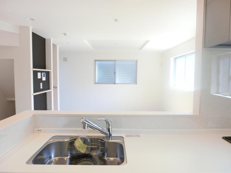 Living. LDK shooting from the kitchen side Spacious LDK while the dishes you Nozoke. 