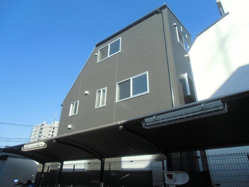 Local appearance photo. For the northwest side of the nearby apartment parking lot, There is a space hits a bright warm day. Local B Building (November 2013) Shooting