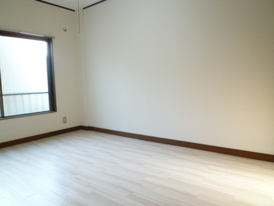 Living and room. Western-style is 6 Pledge