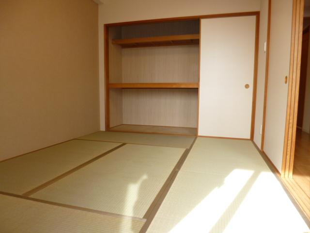 Non-living room. Japanese-style room adjacent to the living room