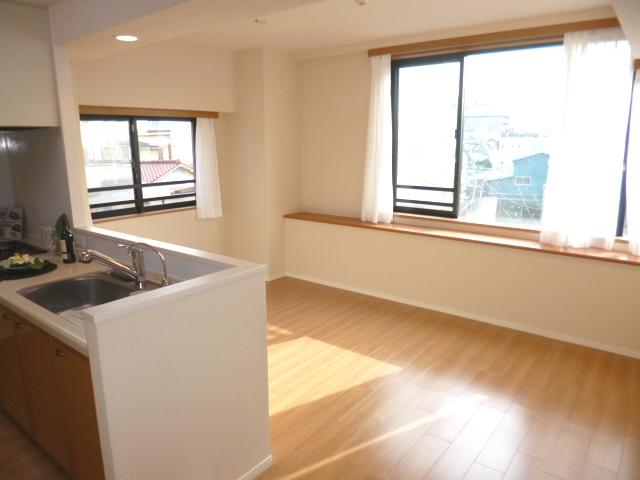 Living. Living southeast ・ Day in the southwest angle ・ Ventilation is good. Front view is also good because it is a single-family houses