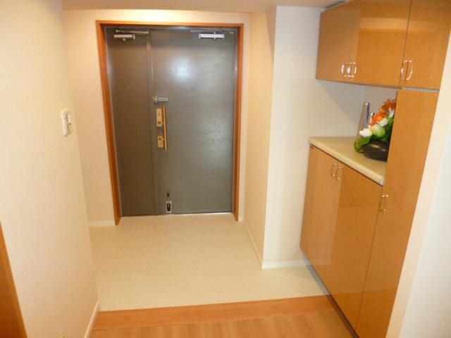 Entrance. Because the front door is wide can be stored without unreasonable stroller and golf equipment, etc.!