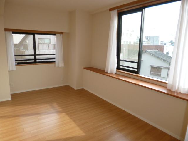 Living. Living southeast ・ Day in the southwest angle ・ Ventilation is good. Front view is also good because it is a single-family houses