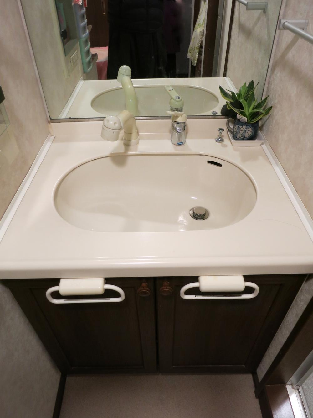 Wash basin, toilet. (November 2013) Shooting