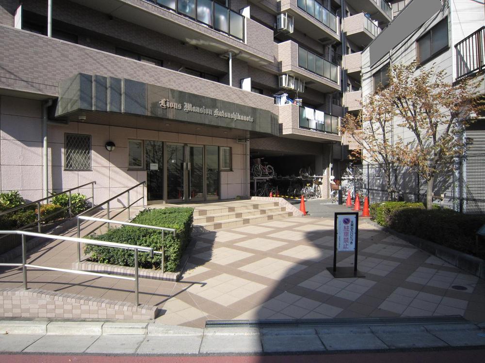 Entrance. Common areas