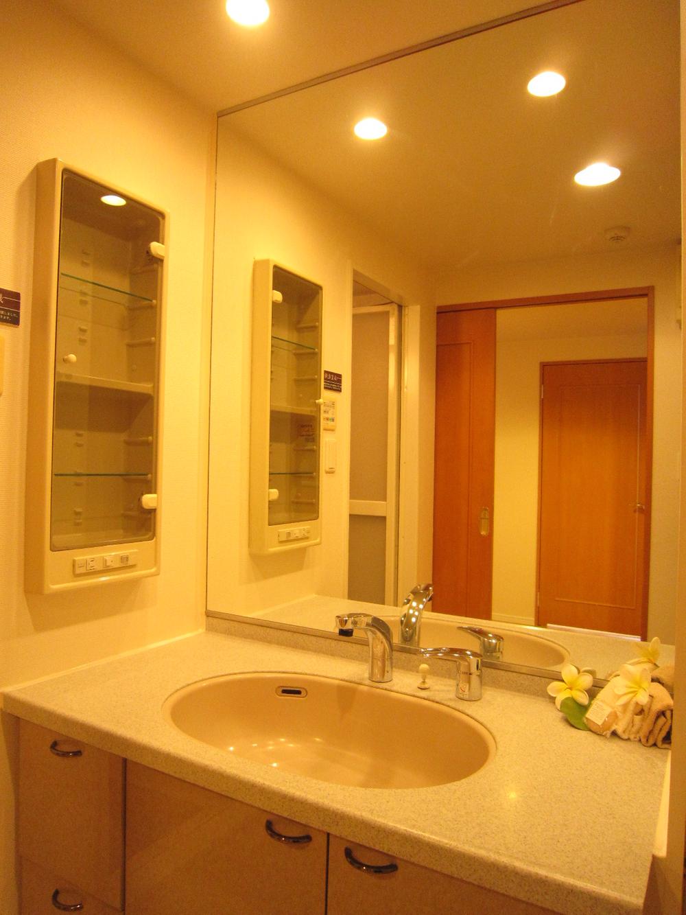 Wash basin, toilet. Indoor (10 May 2013) Shooting