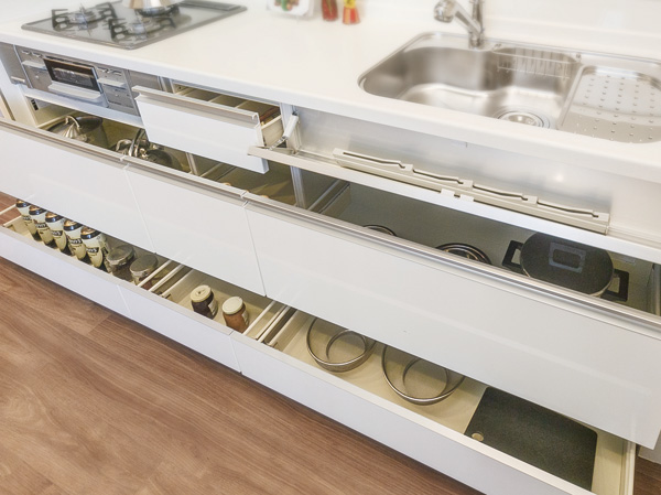 Kitchen.  [Slide storage to increase the storage capacity] The system kitchen, Such as kitchen utensils and plastic bottles, such as a pot can be a rich storage, It has established a convenient slide storage.