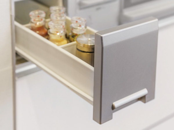 Kitchen.  [Useful spice rack for storage of seasoning] Spice rack that effective use of the stove next to the space. Easy to remove, You can clean and accommodating a wide variety of seasoning.