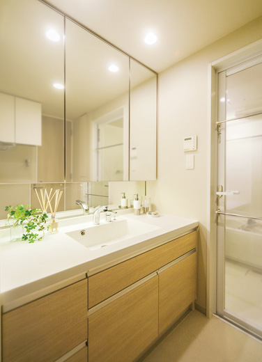 Bathing-wash room.  [Powder Room] For ease of use is good cleaning is also easy to, At any time clean and keep wash room.