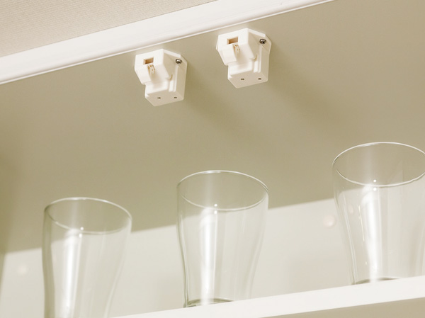 Kitchen.  [Door catch function of confidence in earthquake] The hanging cupboard in the kitchen, Adopted those with a door catch function. Order does not open easily door during an earthquake, It prevents jumping out of tableware.