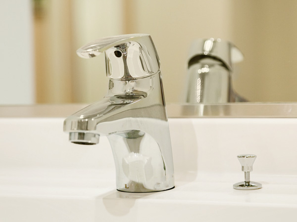 Bathing-wash room.  [Single lever mixing faucet] Vanity of water plugs, Friendly foam discharged water containing a foam, Water wings is not worried.