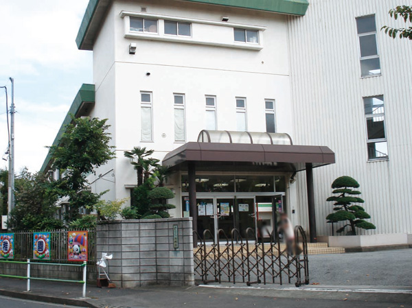 Surrounding environment. Private and comb kindergarten (a 9-minute walk / About 680m ※ West Terrace) (a 10-minute walk / About 740m ※ East Terrace)