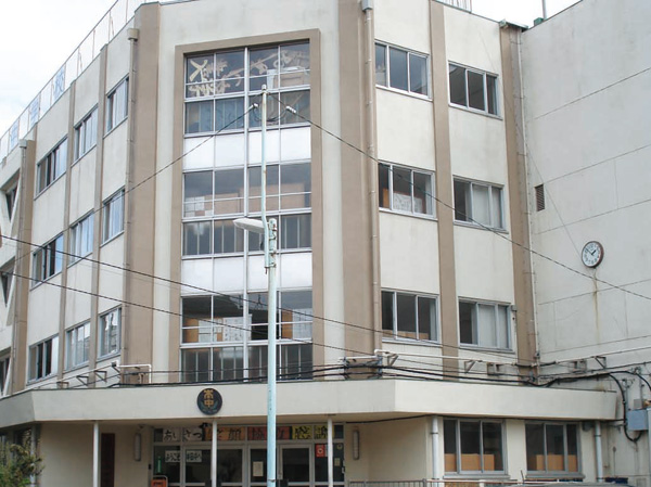 Surrounding environment. Municipal Honda junior high school (a 9-minute walk / About 690m ※ West Terrace) (8-minute walk / About 640m ※ East Terrace)