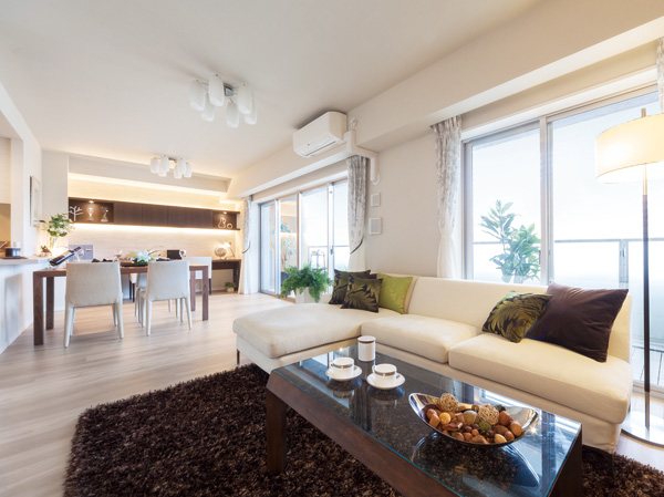 Room and equipment. It is wrapped in a pleasant light, About 17.8 tatami spacious living room ・ dining. It had warned friendly light, Gently of restful wide span, Spacious living space bright. It goes deeper day-to-day family ties are, It is going to be filled with a luxurious feeling heart, Life will begin. (living ・ dining / Model Room W-A type (Choice Plan ※ Free of charge ・ Including equipment selection of application deadline with) some FIT system ※ Free of charge ・ Application end)