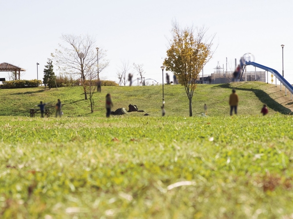 Surrounding environment. Local around green spaces and parks are many dotted. Among them,, Higashitateishi parkland is a big park that site is more than 20,000 9000 sq m. Since such is also provided free Square and the play equipment of lawn, Delight even children. It is one of the park you want to attend every day. (Higashitateishi parkland ※ A 10-minute walk from the West Terrace / About 730m ※ Walk from the East Terrace 9 minutes / About 720m)