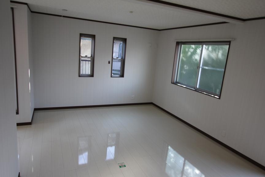 Living. Floor of shiny OK no wax