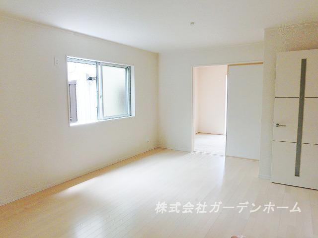 Model house photo.  ■ Living and Tsuzukiai of Japanese-style, It is safe to Nozoke also situation of children in the nap ■