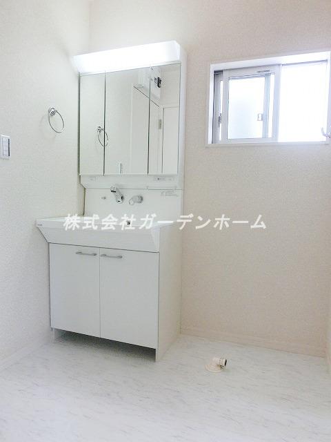 Model house photo.  ■ Independent wash basin indispensable for grooming ■
