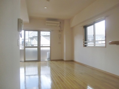 Living and room. Because the two-sided lighting ventilation preeminent! !